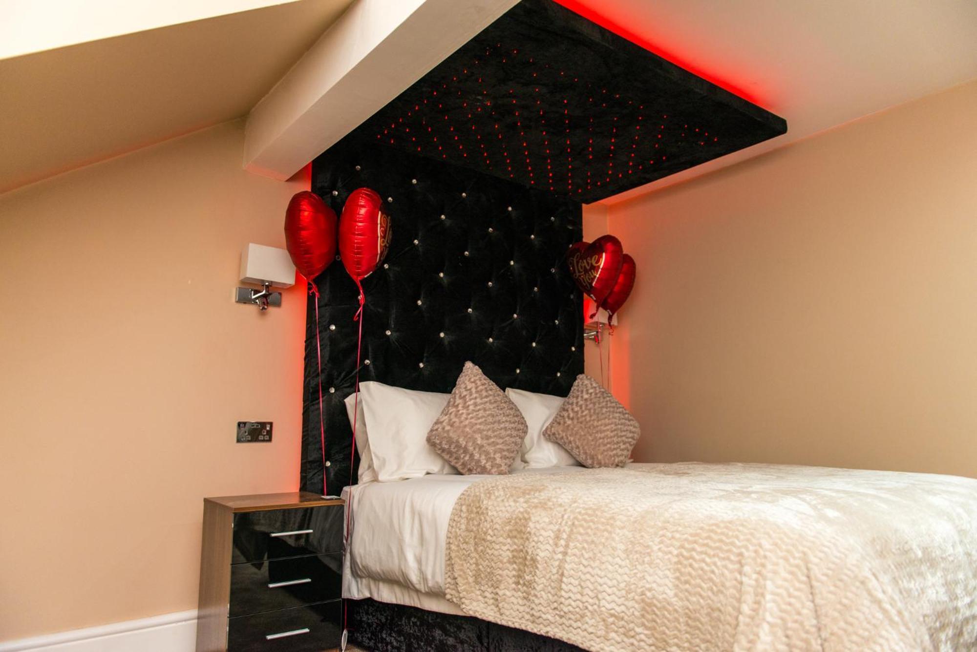 Aphrodite Suites Huddersfield Room photo